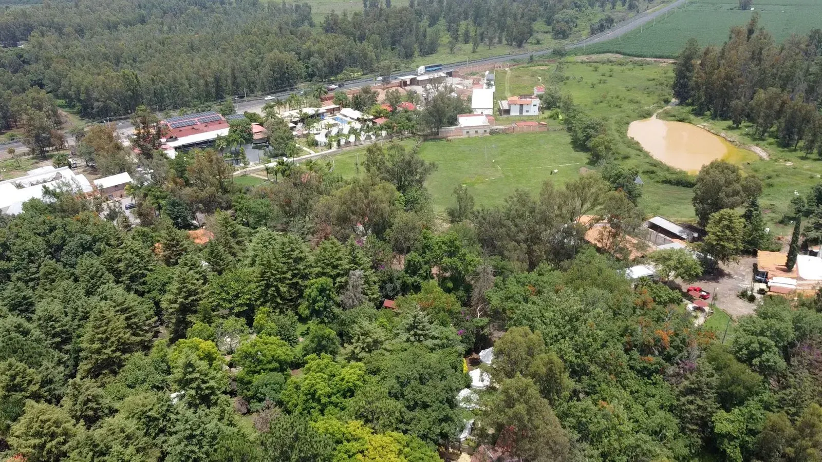 Vista aérea del complejo Hacienda Coyotes, sus jardines, edificios y lago