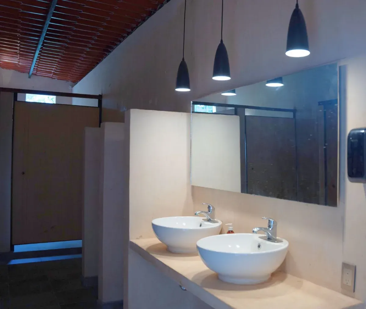Área de baños y regaderas del glamping