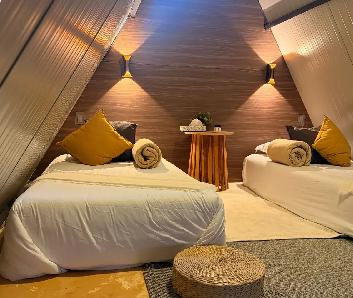 Interior del glamping y sus camas